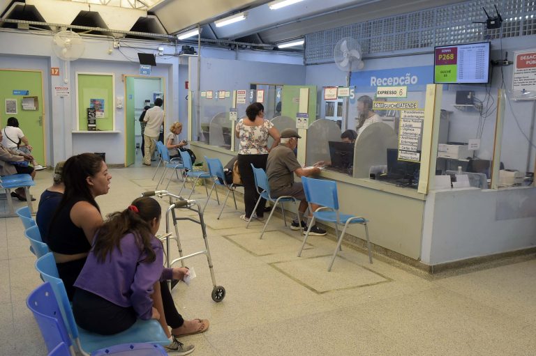 Neste sábado, 27, das 8h às 16h, as UBS Jardim Paraventi, Jardim Acácio, Lavras e Jurema estarão abertas à população com serviços de atenção primária, como parte do programa Saúde Toda Hora, que realizou mais de 1.300 atendimentos somente no último final de semana. A ação deste sábado é voltada aos romeiros que pretendem percorrer as Rotas da Fé nos próximos dias – é a oportunidade de garantir a vacinação contra a febre amarela com antecedência.