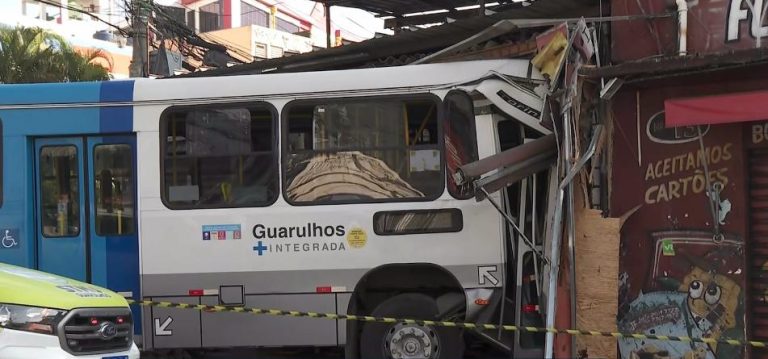 Na manhã desta quarta-feira, 30, um ônibus perdeu o controle e invadiu um comércio na esquina da rua Miguel Romano com a rua Benedito Faustino de Morais, no centro de Guarulhos. O veículo, que operava na Linha 263 (Cocaia-Centro), invadiu a calçada e atingiu dois postes, antes de parar completamente ao colidir com o muro de uma barbearia, que estava vazia no momento do acidente.