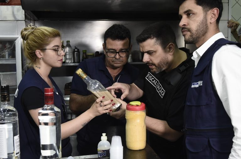 Diante do recente alerta emitido pela Secretaria da Saúde de São Paulo sobre o aumento de casos de intoxicação por metanol, a cidade de Guarulhos iniciou uma operação integrada para fiscalizar o comércio de bebidas alcoólicas. Somente na última quarta-feira, 1º, a ação resultou na inspeção de diversos estabelecimentos, fechou bares, adegas e distribuidoras que operavam de forma irregular.