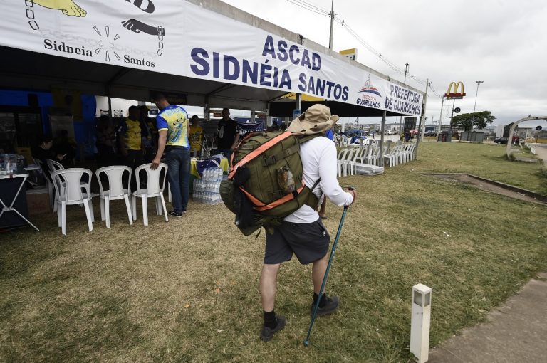 Com a proximidade do Dia de Nossa Senhora Aparecida, celebrado em 12 de outubro, cresce o número de fiéis que seguem a pé em direção ao Santuário Nacional, em Aparecida. Guarulhos está no itinerário de muitos devotos, já que a cidade dá acesso à rodovia Presidente Dutra, principal rota até o destino religioso.