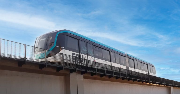 Após uma série de atrasos, o People Mover do Aeroporto de Guarulhos — aeromóvel que promete facilitar a conexão entre a Linha 13-Jade da CPTM e os terminais do aeroporto — tem nova data prevista para entrar em operação: 31 de agosto. A informação foi divulgada pela Folha de S.Paulo.
