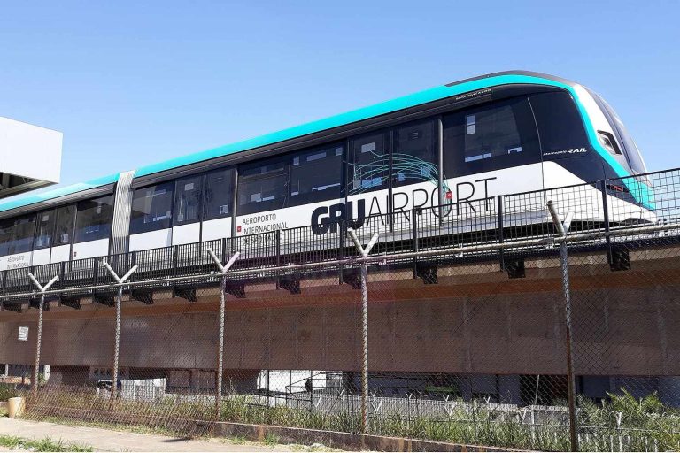 A GRU Airport, concessionária responsável pelo Aeroporto de Guarulhos, atualizou a previsão de inauguração do People Mover, o aeromóvel que fará a ligação entre os terminais de passageiros e a estação da CPTM, em setembro de 2025.