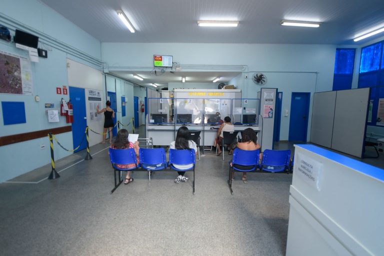 Neste sábado, 30, das 8h às 16h, as UBS Jardim Flor da Montanha, Cidade Martins, Marinópolis e Jardim Jacy estarão abertas à população com serviços de atenção primária, como parte do programa Saúde Toda Hora. Seja para renovar receitas ou simplesmente tirar dúvidas com os profissionais, os munícipes encontram uma unidade de saúde aberta perto de casa, pronta para acolhê-los.