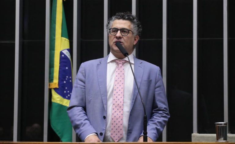 O deputado federal Alencar Santana (PT-SP), vice-líder do governo Lula na Câmara, protocolou um projeto de lei que endurece as penas para quem fabricar ou comercializar bebidas alcoólicas adulteradas que resultem em lesões graves ou na morte de consumidores.