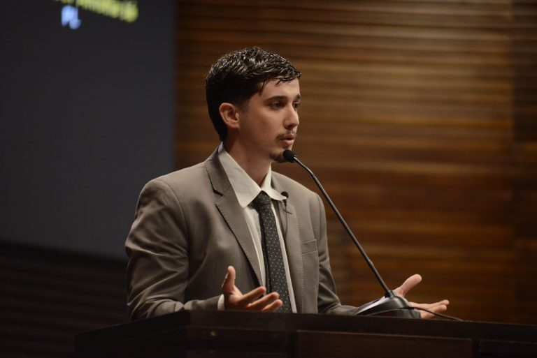Kleber Ribeiro discursa na tribuna da Câmara Municipal