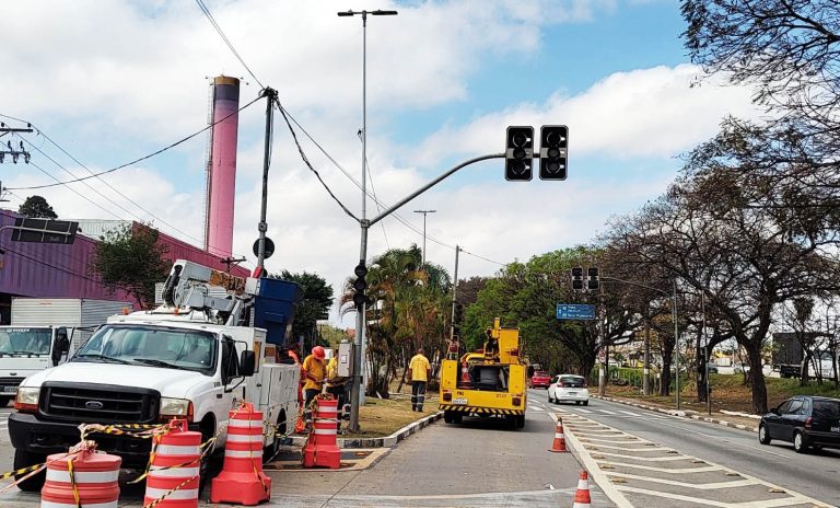 Por Redação A Prefeitura de Guarulhos, por meio da Secretaria de Mobilidade Urbana (Semob), realizou a manutenção de 69 semáforos entre os meses de agosto e setembro, o que corresponde, em média, a mais de um reparo por dia. As manutenções foram necessárias devido ao furto de cabos – problema recorrente no município, já reconhecido pela gestão Lucas Sanches.