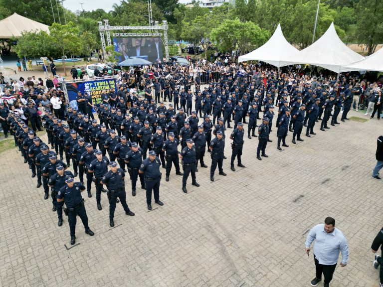 A Prefeitura de Guarulhos realizou na última quinta-feira a formatura da primeira turma da Academia de Formação e Aperfeiçoamento de Guardas (Afag). No total, 130 novos GCMs concluíram o curso, sendo 59 agentes de Guarulhos, 30 de Ferraz de Vasconcelos, 25 de Santa Isabel, 4 de Arujá e 7 de Francisco Morato.