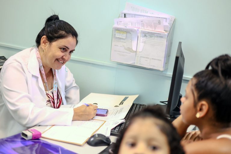 Neste sábado, 1º, das 8h às 16h, as UBS Itapegica, Belvedere, Santa Paula e Parque Jandaia estarão abertas à população com serviços de atenção primária, como parte do programa Saúde Toda Hora. A iniciativa amplia o acesso da população aos serviços de atenção primária, oferecendo mais uma oportunidade de cuidado e prevenção aos sábados.