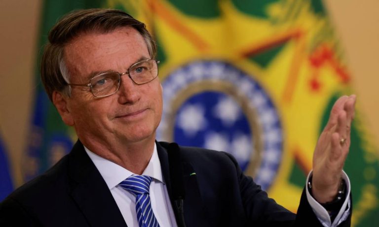 O ex-presidente Jair Bolsonaro foi preso preventivamente na manhã deste sábado, 21, em Brasília, após pedido da Polícia Federal. A ordem foi assinada pelo ministro Alexandre de Moraes, do STF.