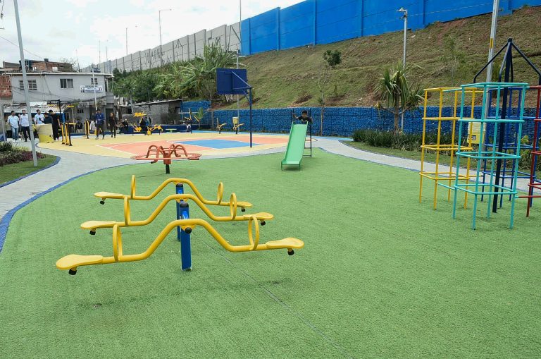 Área antes usada para descarte irregular foi transformada em espaço de lazer com iluminação em LED, quadras esportivas, playground e pista de caminhada