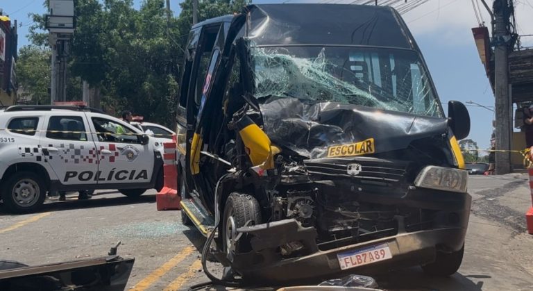 Um acidente envolvendo uma van escolar e um micro-ônibus deixou ao menos quatro crianças feridas na manha desta sexta-feira, 7, na Avenida Palmira Rossi, no Jardim Recreio São Jorge, em Guarulhos.