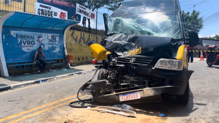 A Prefeitura de Guarulhos divulgou, no início desta tarde, 7, atualizações sobre o acidente entre uma van escolar e um micro-ônibus ocorrido na Avenida Palmira Rossi, no bairro Recreio São Jorge. A equipe do Radar de Notícias esteve no local e registrou o estado dos veículos envolvidos na ocorrência. Segundo a administração municipal, cinco pessoas ficaram feridas, número confirmado pela Secretaria de Segurança Pública do Estado de São Paulo (SSP-SP). A ocorrência ainda está em andamento e o foco das equipes segue sendo o atendimento às vítimas.