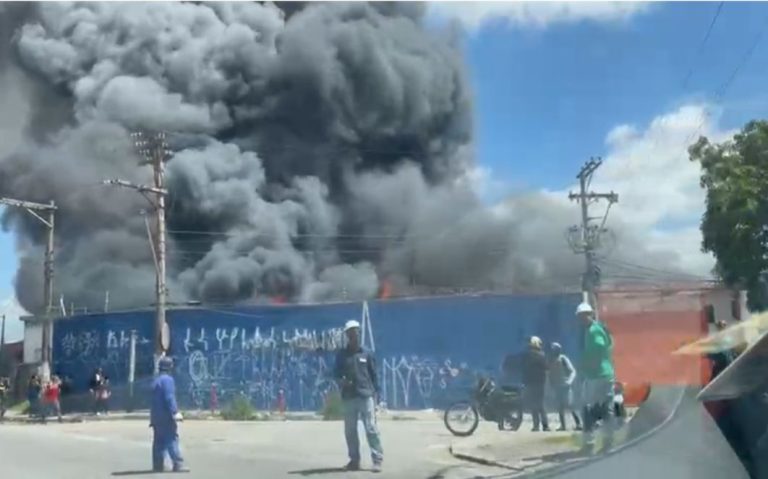 Um incêndio atinge um depósito de madeira e produtos químicos na Avenida do Sanatório, na altura do número 1935, em uma travessa da Rodovia Fernão Dias, sentido Mairiporã, na entrada de Guarulhos, na manhã desta segunda-feira, 10.
