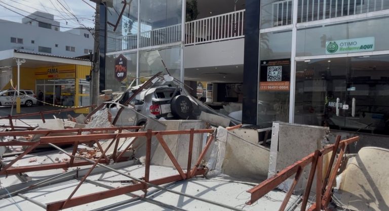 A fachada da loja Komfort House Sofás, localizada na avenida Timóteo Penteado, desabou na tarde desta quarta-feira, 10. O incidente ocorreu por volta das 12h30, em razão da ventania intensa que atingiu a região. Apesar dos danos, não há registro de vítimas.