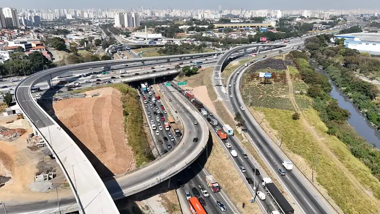 Empresa administrará a rodovia pelos próximos 15 anos e promete ampliar, modernizar e realizar intervenções estruturais ao longo dos 569 km entre São Paulo e Belo Horizonte