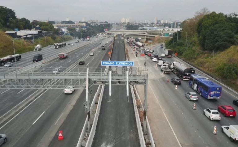 A Agência Nacional de Transportes Terrestres (ANTT) confirmou nesta quarta-feira, 26, a autorização que faltava para a implantação do pedágio eletrônico no modelo free flow no trecho metropolitano da Via Dutra, que atende Guarulhos, São Paulo e Arujá. Com a decisão, a concessionária RioSP confirmou que o sistema passará a operar no dia 6 de dezembro.